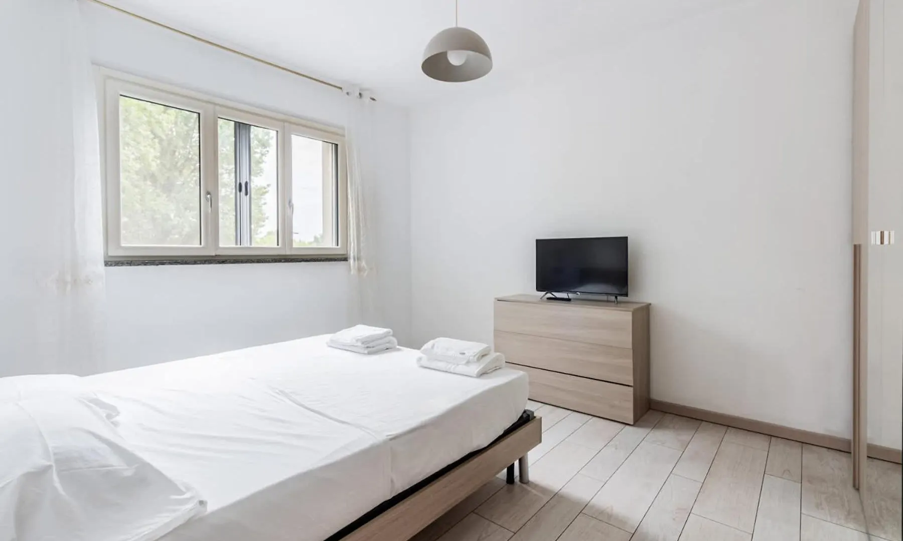 Homeby, Modern And Spacious Apartment With Terrace روتسانو 0*,  إيطاليا