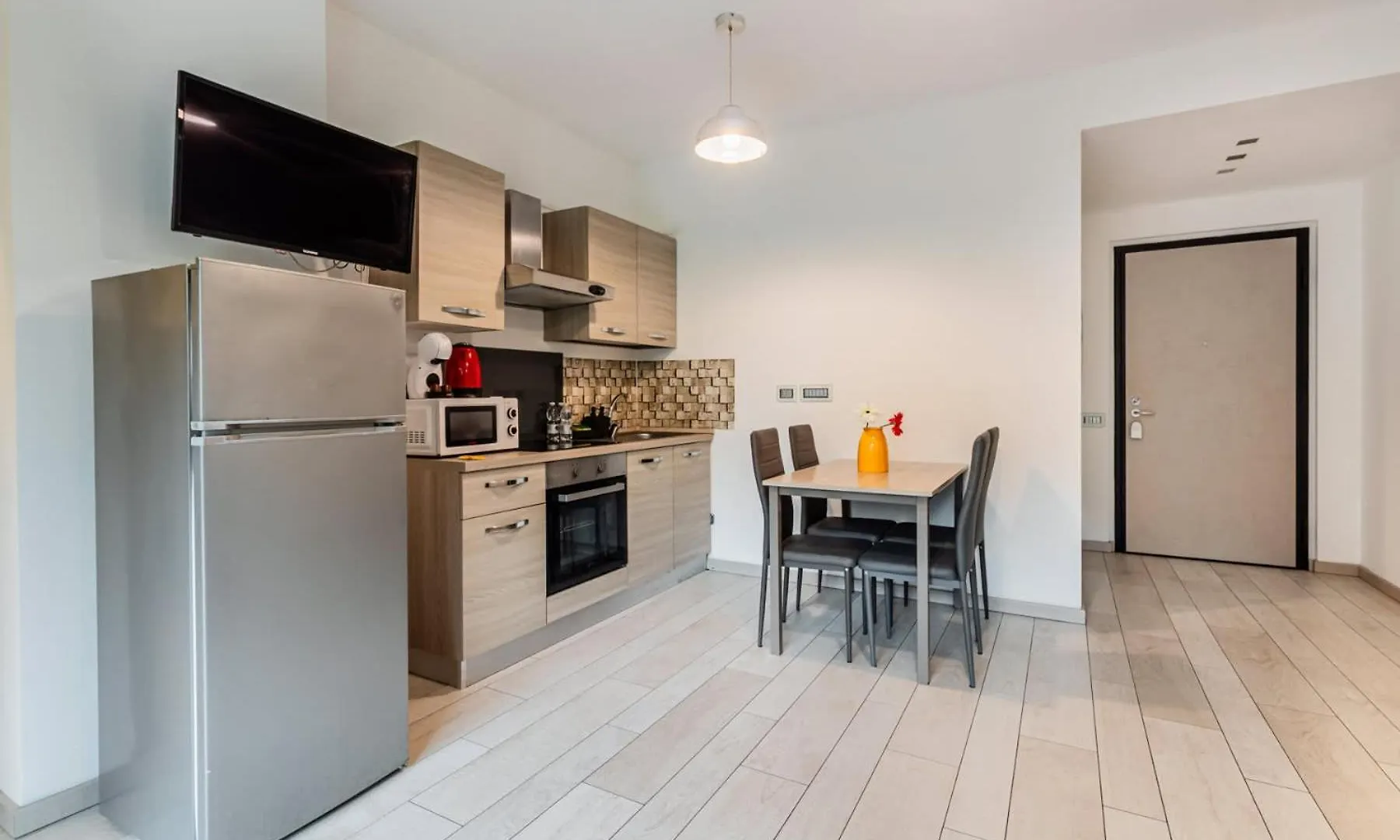 Homeby, Modern And Spacious Apartment With Terrace روتسانو