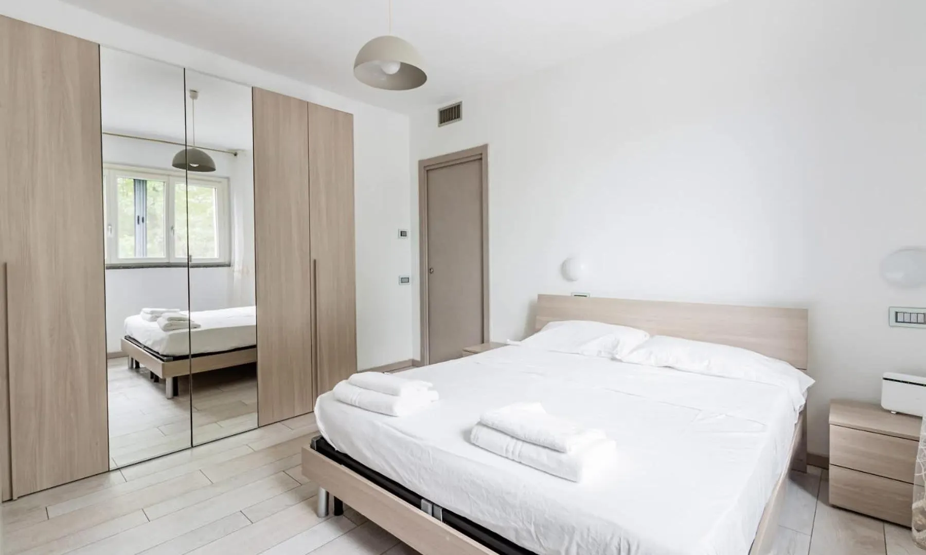 Homeby, Modern And Spacious Apartment With Terrace روتسانو