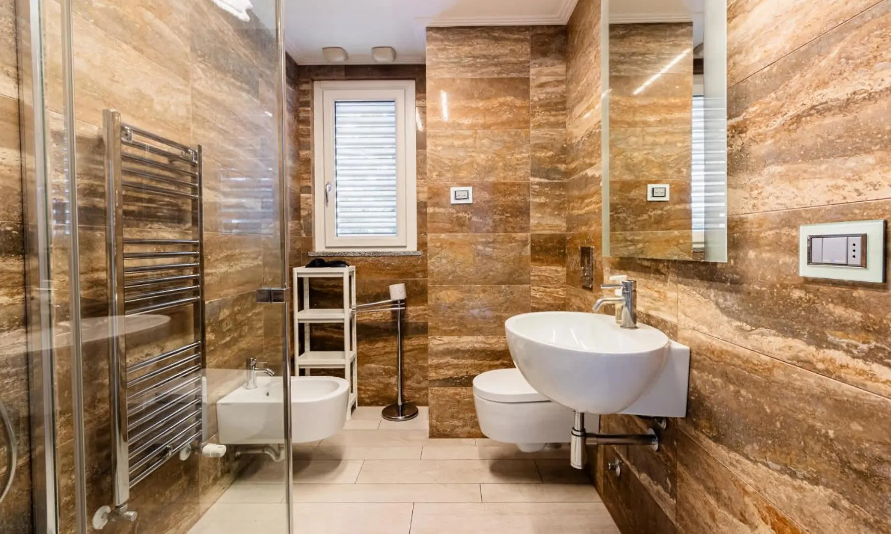 Homeby, Modern And Spacious Apartment With Terrace روتسانو