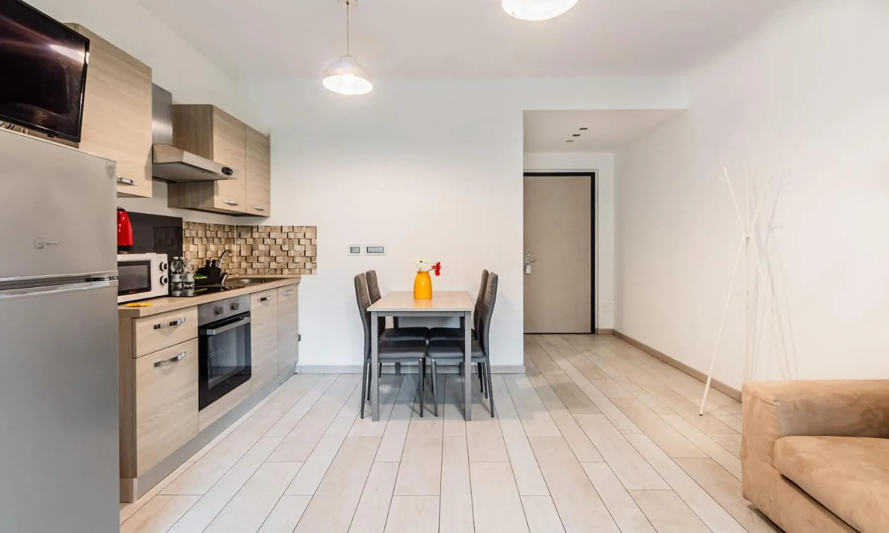 Homeby, Modern And Spacious Apartment With Terrace روتسانو
